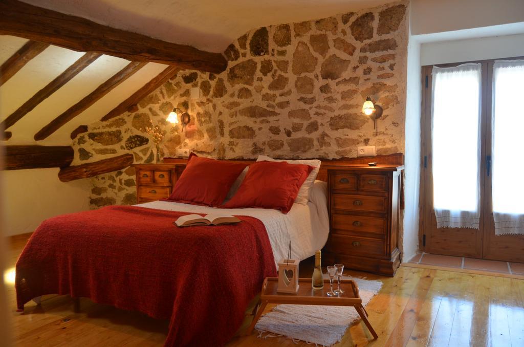 נאבארדונדה דה גרדוס Hostal Refugio De Gredos מראה חיצוני תמונה