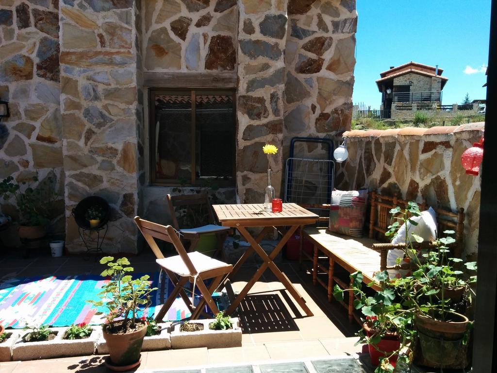 נאבארדונדה דה גרדוס Hostal Refugio De Gredos מראה חיצוני תמונה