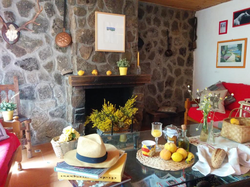 נאבארדונדה דה גרדוס Hostal Refugio De Gredos מראה חיצוני תמונה