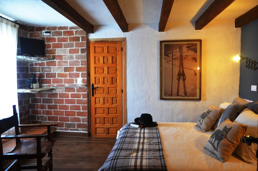 נאבארדונדה דה גרדוס Hostal Refugio De Gredos מראה חיצוני תמונה