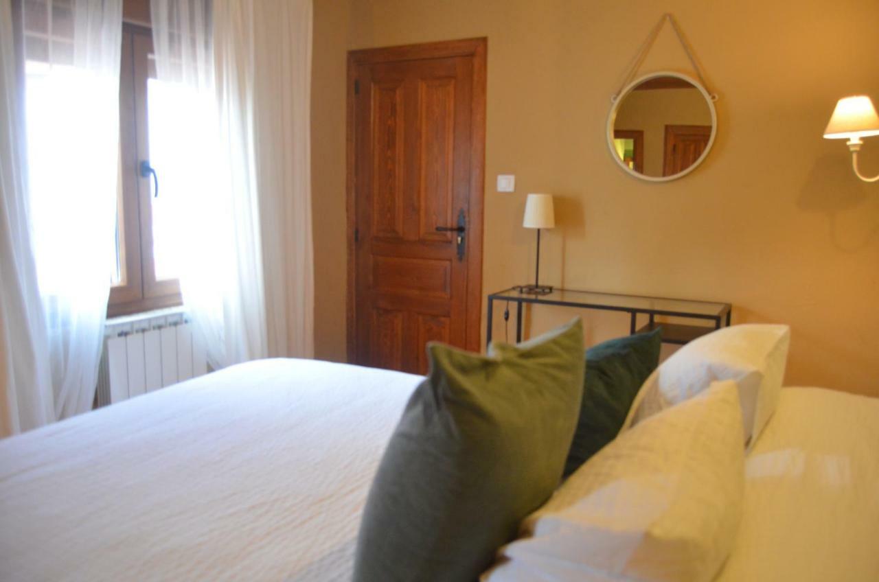 נאבארדונדה דה גרדוס Hostal Refugio De Gredos מראה חיצוני תמונה